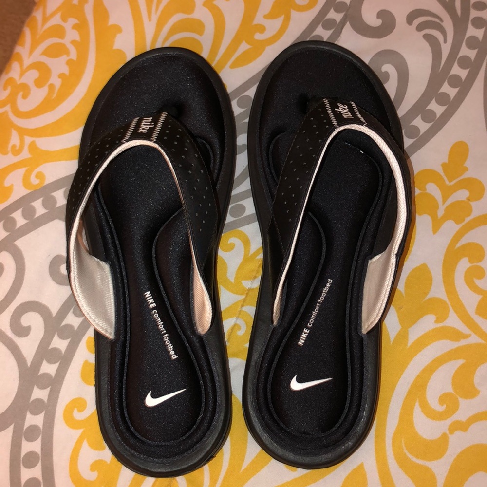 Brand new w/o tags Nike foam slides
